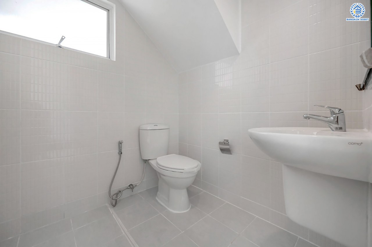 บ้านมือสองตกแต่งใหม่ โครงการ เพอร์เฟคพาร์ค วัดพระนอน จากแบรนด์ Property Perfect เนื้อที่ 56.3 ตร.ว. ฟังก์ชันจัดเต็ม 3 ห้องนอน 3 ห้องน้ำ 2 ที่จอดรถ พร้อม Facilities ครบครัน บนทำเลเชื่อมต่อถนนกาญจนาฯ ใกล้ทางด่วน ศรีรัช-วงแหวนฯ เซ็นทรัลเวสต์เกต และรถไฟฟ้าสายสีม่วง "สถานีตลาดบางใหญ่"